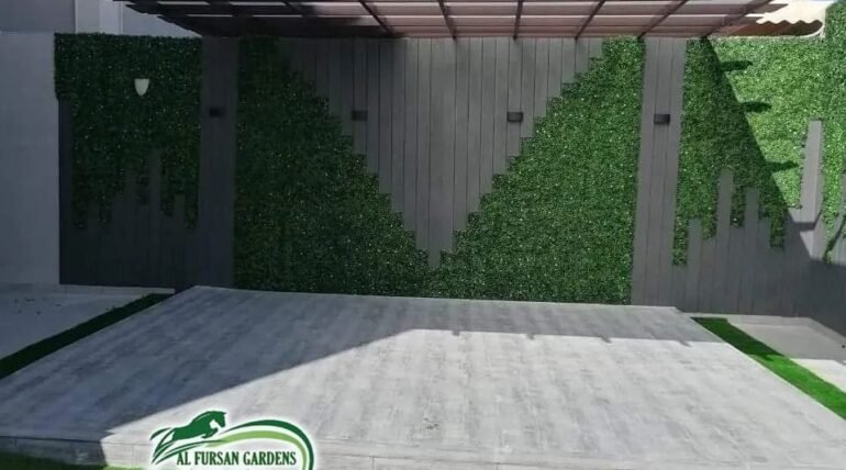 طريقة تنظيف العشب الصناعي بالرياض